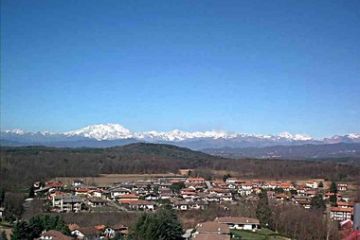 Immagine panoramica dove la collina verde è il Monte Solivo