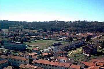 Immagine panoramica dove si vedono il campo sportivo e la palestra comunale. In lontananza la località Gagnago.
