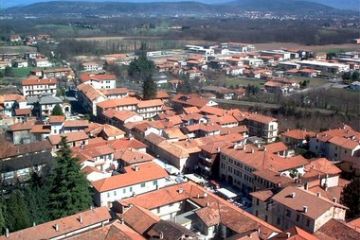 Immagine panoramica con il centro paese: via Vittorio Emanuele II e piazza Martiri (dove si sta svolgendo il mercato quindicinale)
