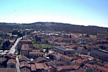 Immagine panoramica con, al centro della foto,gli edifici delle scuole elementari e  medie. A destra: la palestra comunale.